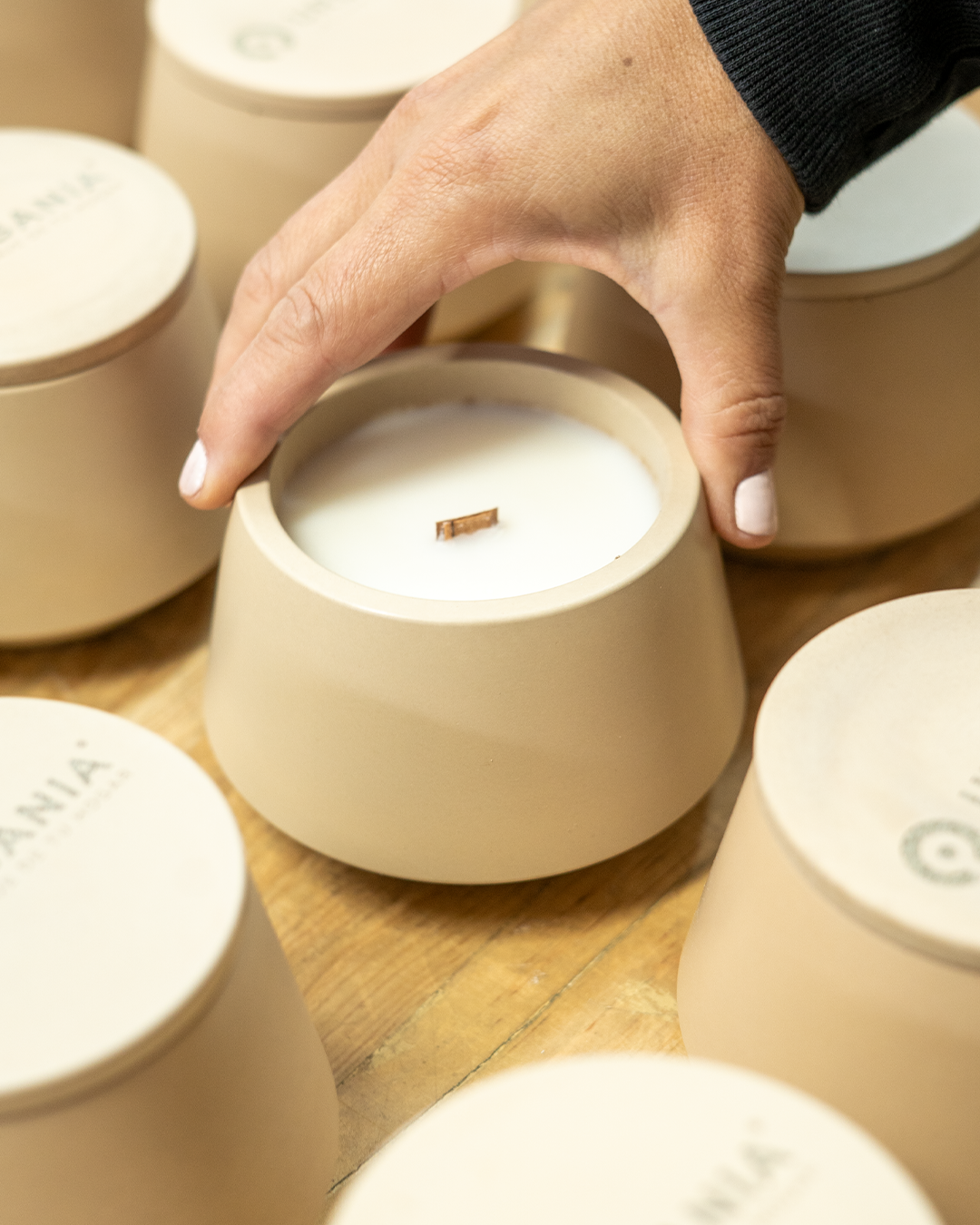 Set de vela arámatica, charola y maceta con planta